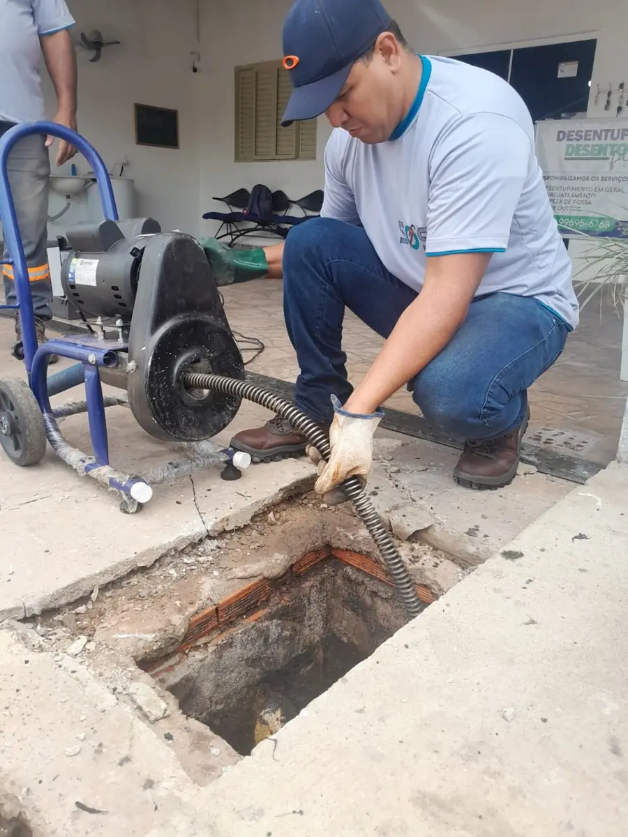 Desobstrução com equipamento rotativo — desentupidora de ralo em Marília SP