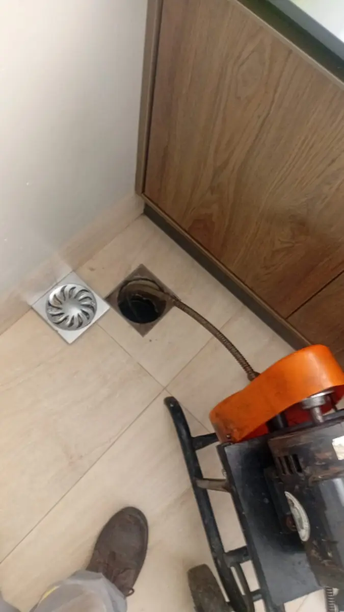 Limpeza profissional de ralo residencial — desentupidora de ralo em Marília SP