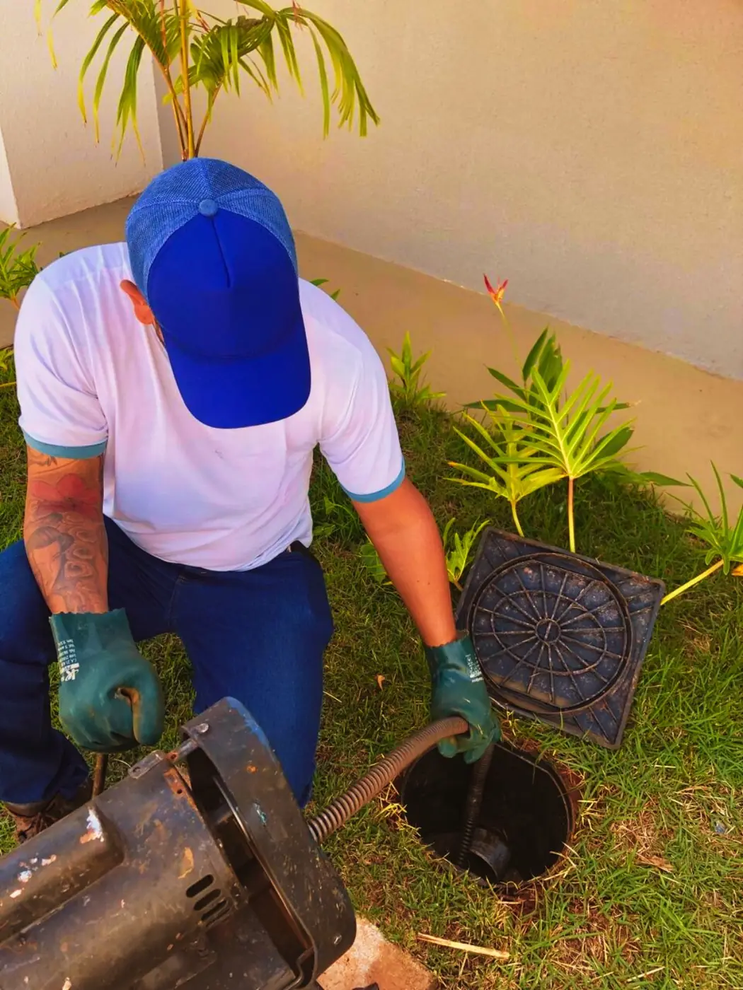 Desentupimento de caixa de esgoto em Bauru