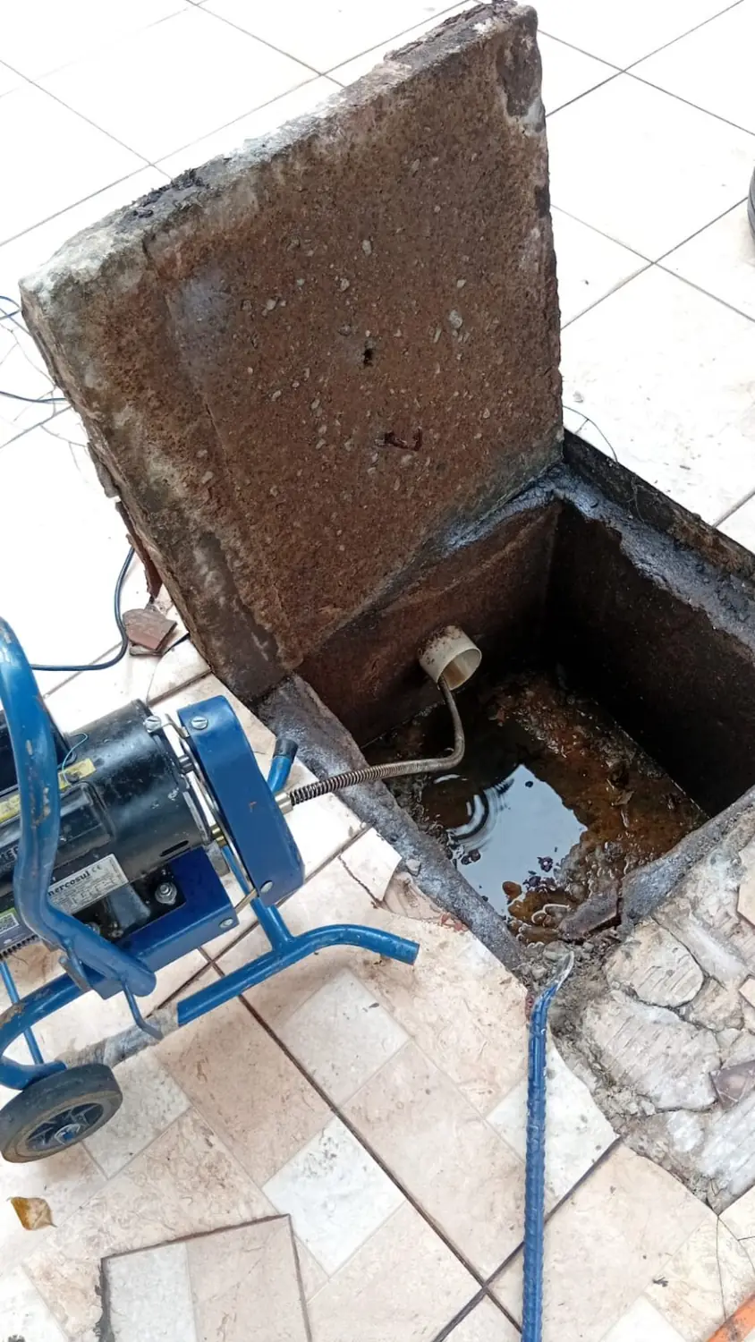 Equipamento profissional em tubulação de esgoto